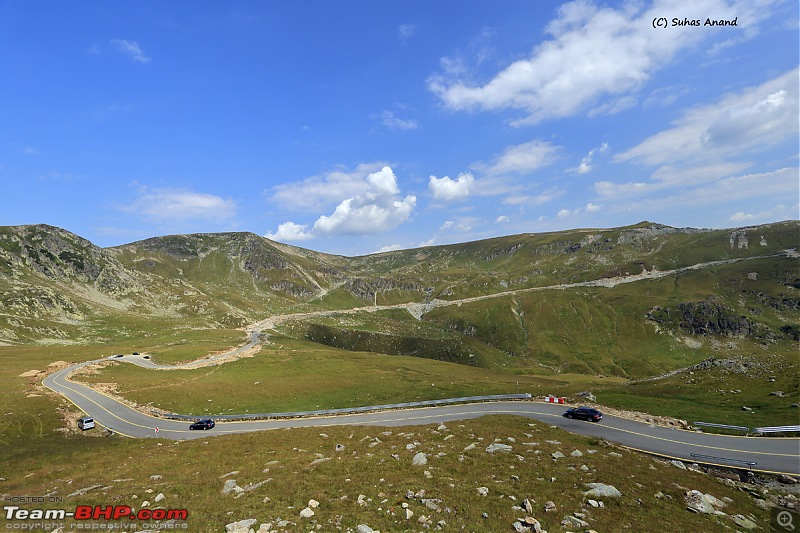 Driving on the best road in the world : Transfăgărășan-transalp-two-cars.jpg