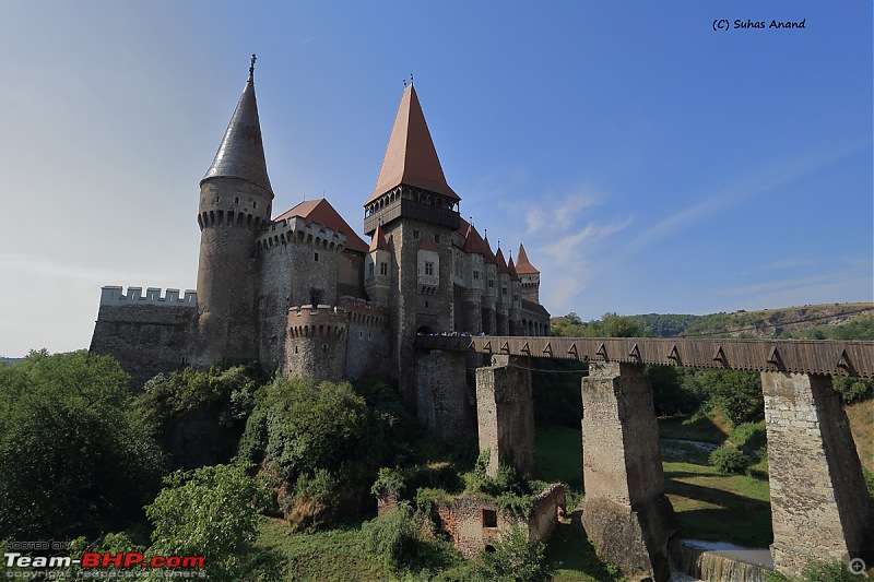Driving on the best road in the world : Transfăgărășan-corivn-castle-front-bridge-view.jpg