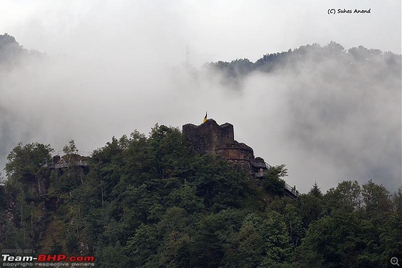 Driving on the best road in the world : Transfăgărășan-poenari-cloud-view.jpg