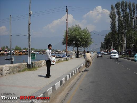 HumbLehd-road-near-dal-lake.jpg