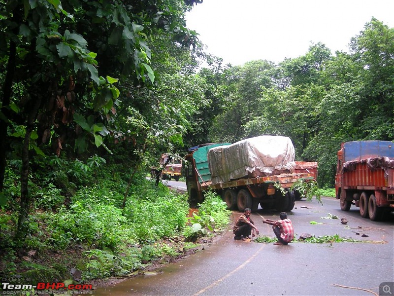 An Incredible Road trip from Pune to Kerala! - Revisited the second time!-r-lorry-accident.jpg