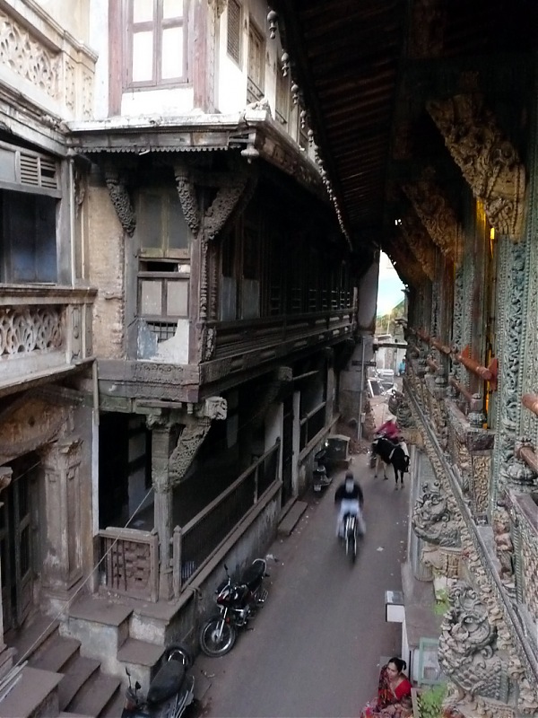 'Xing'ing around ! - HathiSingh Temple, Sidi Saiyyed Mosque & a Haveli in Ahmedabad.-22.jpg