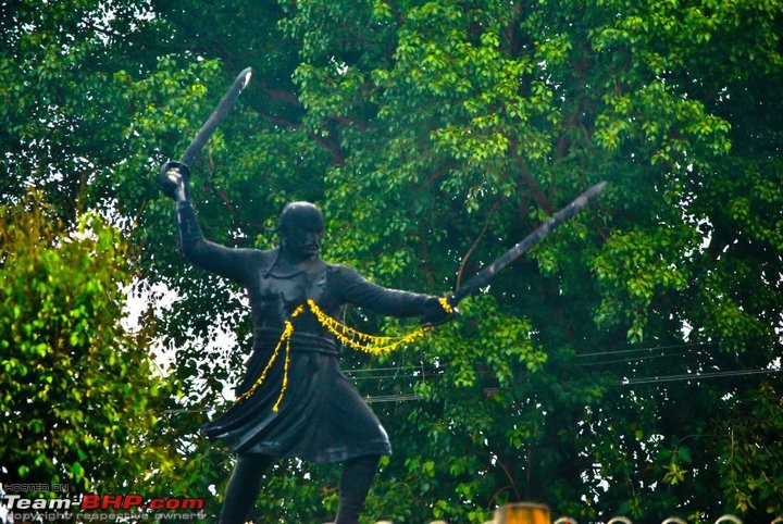 Nagpur - Amravati Trip NH6-statue.jpg