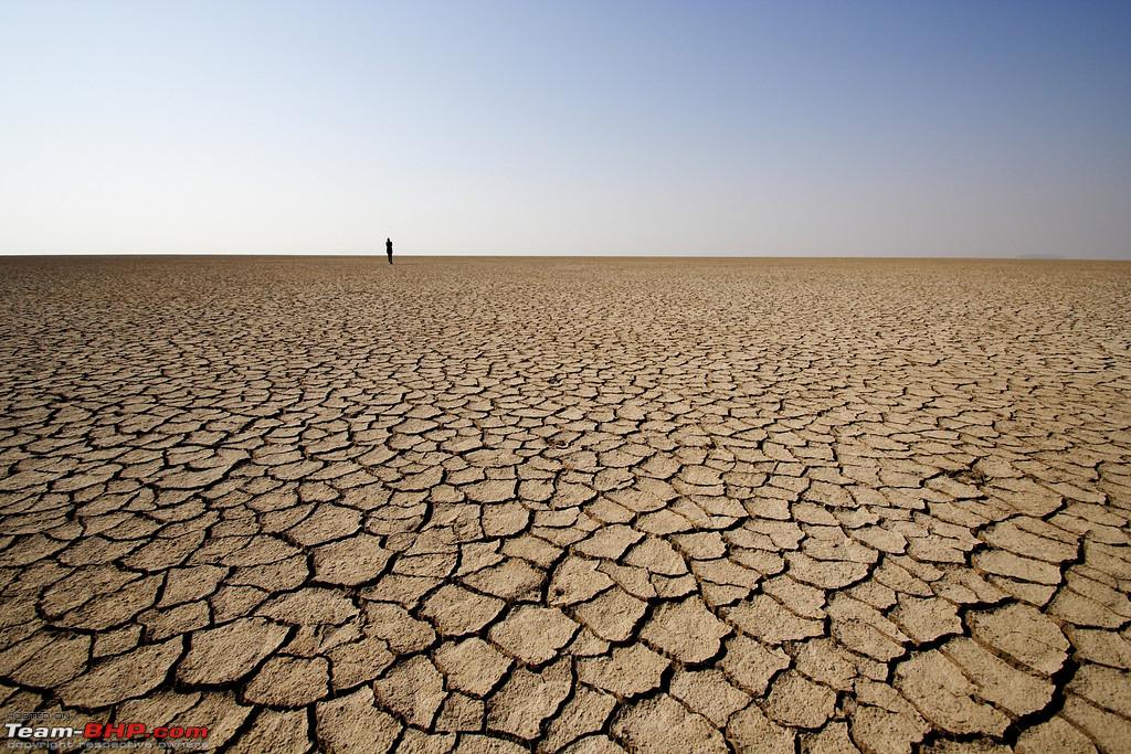 Атмосферная засуха. Пустыня трещины. Потрескавшаяся земля в пустыне. Безжизненная пустыня. Засохшая пустыня.