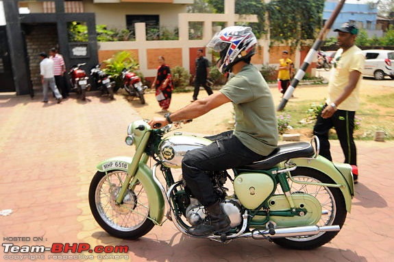 Vintage Bikes in India-dhoni2_1428306751.jpg