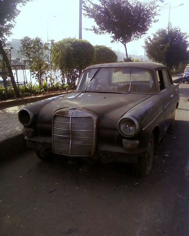 Rust In Pieces... Pics of Disintegrating Classic & Vintage Cars-mb-heckflosse-w110_1.jpg