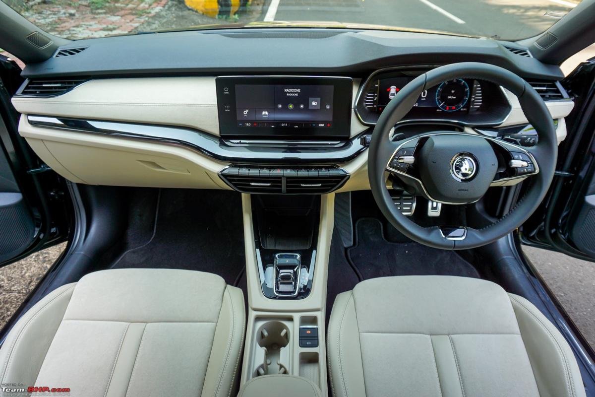 Car Infotainment: Floating Displays vs Integrated Head-Units