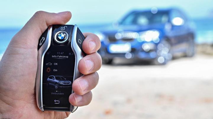 Travelling in a car with keyless entry: How to carry the spare key 