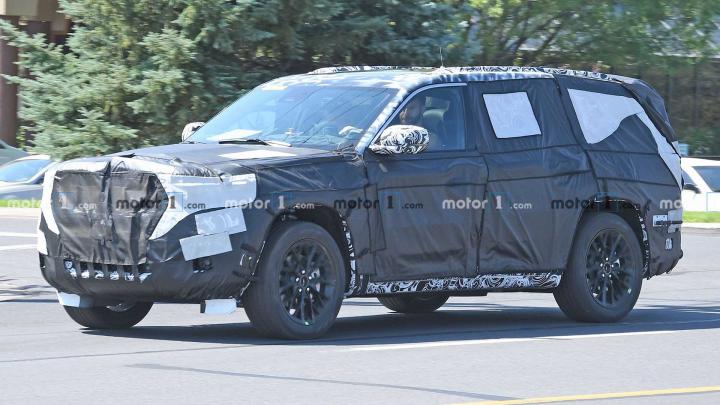 Next-gen Jeep Grand Cherokee interior spied 