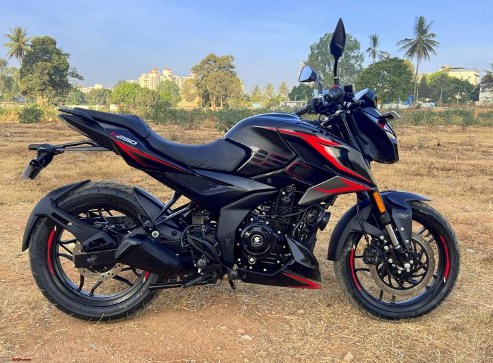 Bajaj Pulsar N250 Review : 8 Pros & 7 Cons 