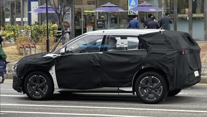 Kia Carens EV spied testing in South Korea 