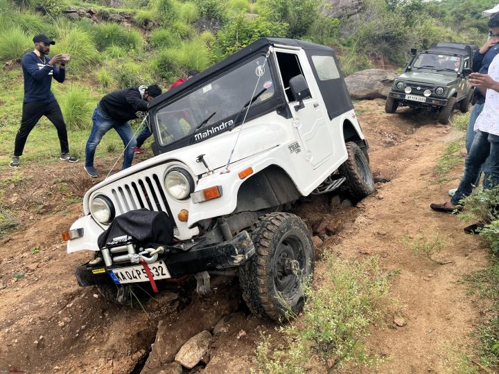Gang of Jeeps & Gypsies go off-roading 