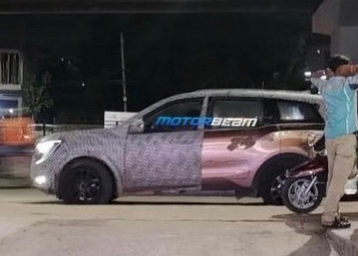 Bronze Mahindra XUV700 test mule spotted; is it an electric version? 