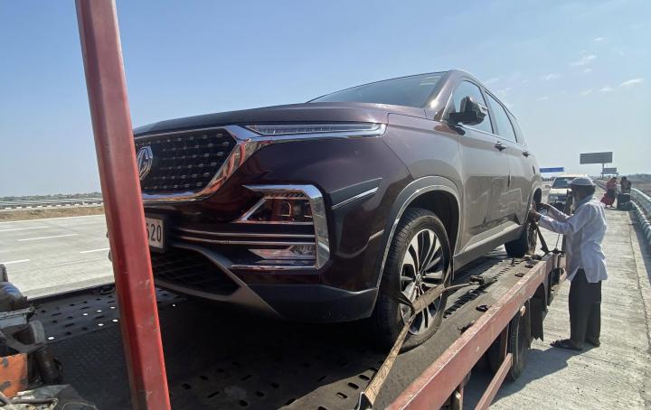 My MG Hector suffers double tyre failure on the Samruddhi Expressway 