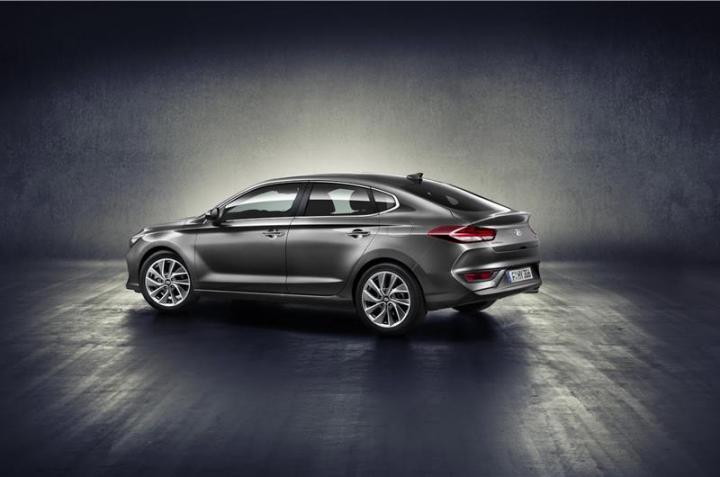 Hyundai i30 Fastback unveiled 