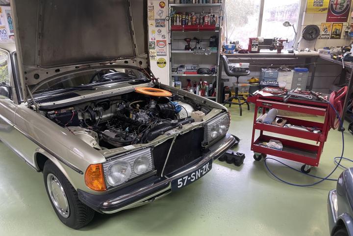 Working on my Mercedes W123 and my friend's very rare Lancia Dedra LX 