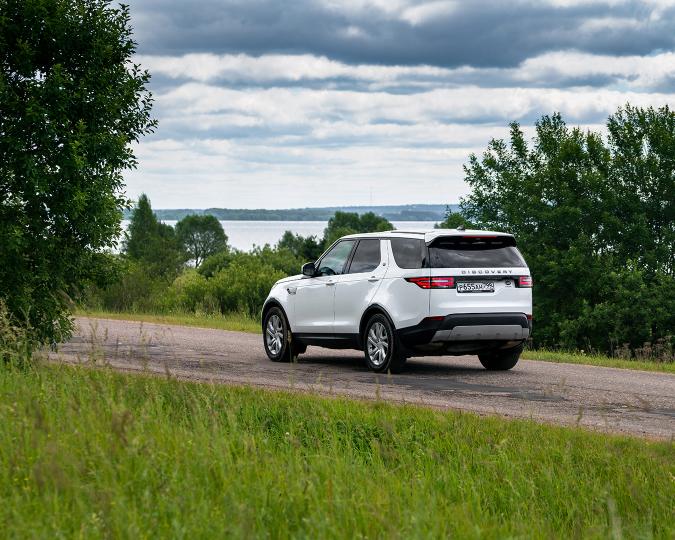 Land Rover Discovery 2.0L Diesel priced from Rs. 75.18 lakh 