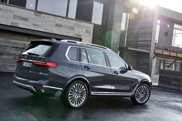 BMW unveils the X7 SUV 