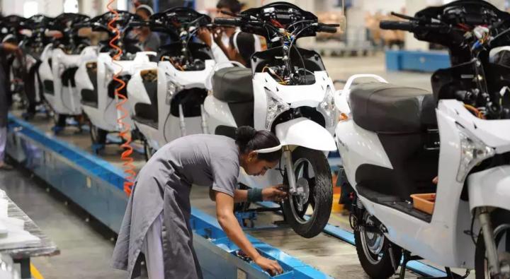 Govt to penalize e-scooter makers guilty of FAME II violations 