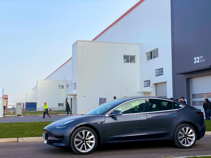 Tesla starts delivering China-made cars 