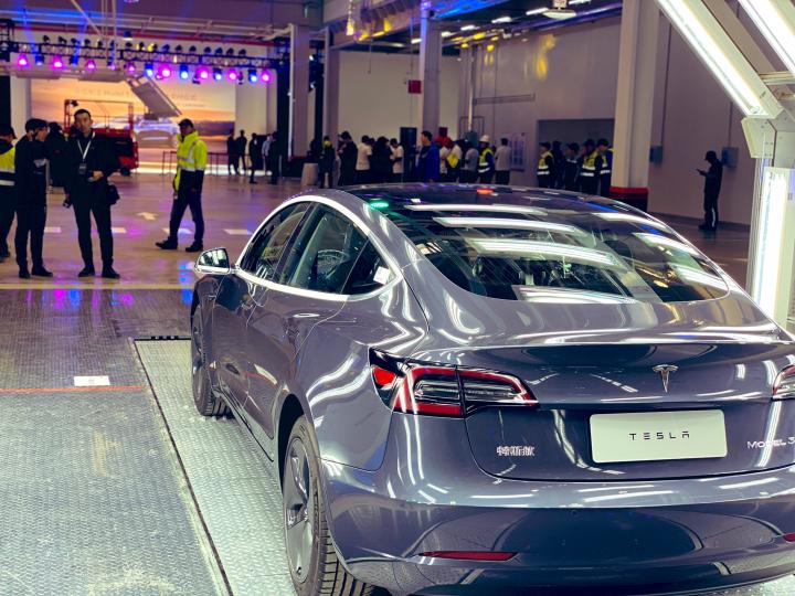 Tesla starts delivering China-made cars 