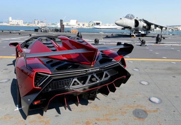 Lamborghini Veneno Roadster premiers on aircraft carrier 