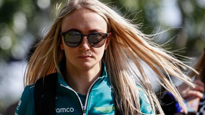 Jessica Hawkins makes F1 test debut with AMR21 