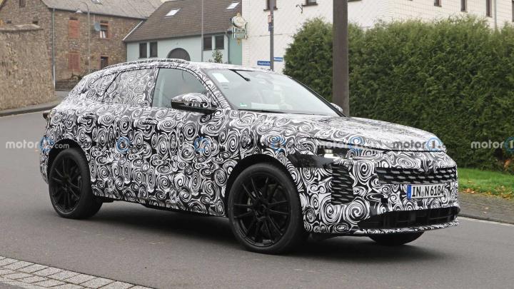Next-gen Audi Q5 spied inside and out 