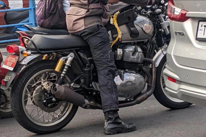 Royal Enfield Interceptor 650 with a 2x1 exhaust setup spied 