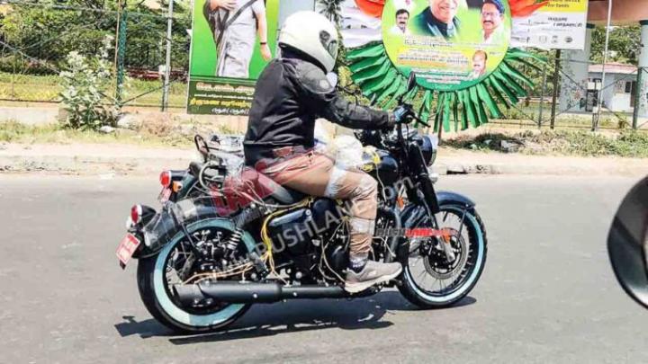 Royal Enfield Classic 350 Bobber with white wall tyres spied 