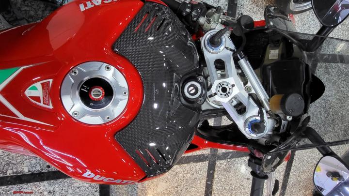 Giving my Ducati Panigale V4S some carbon fibre cosmetic updates 